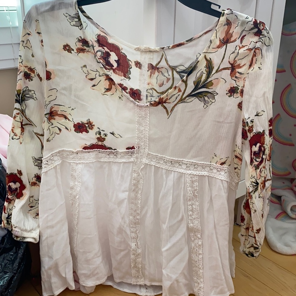 Blushing Hearts Floral Blouse with Crochet Accents Size Small